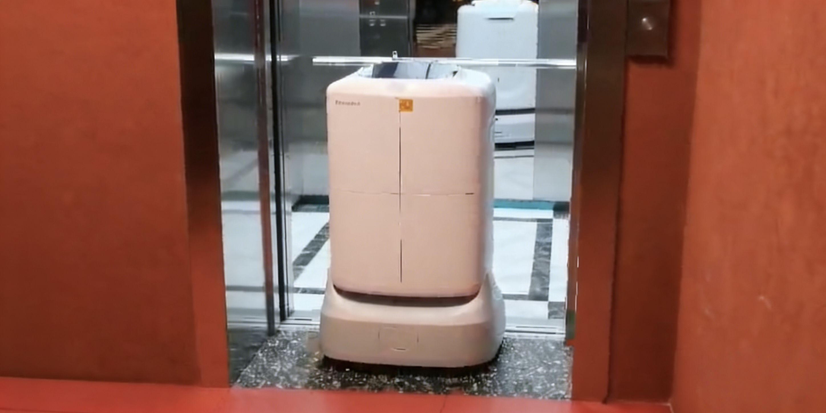 闪电匣送餐机器人在酒店工作